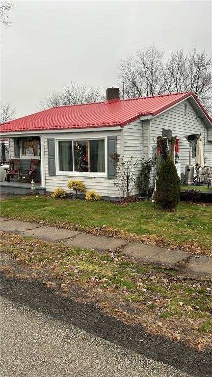 view of front of house featuring a front lawn