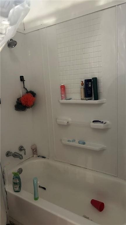 bathroom with washtub / shower combination