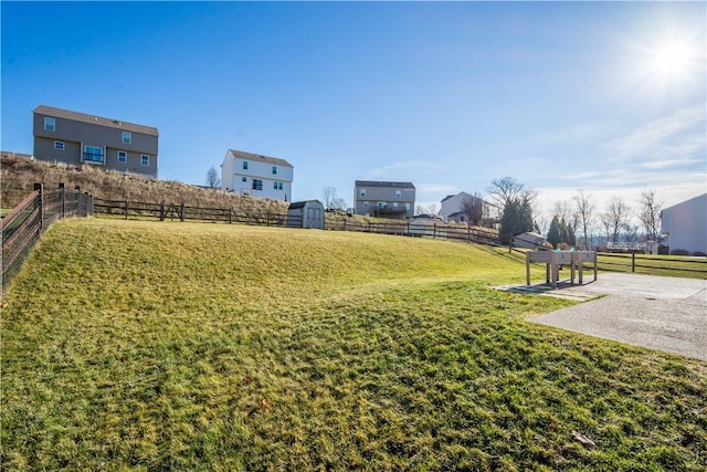 view of yard featuring a storage shed