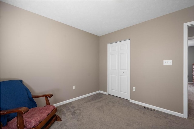 sitting room with carpet floors