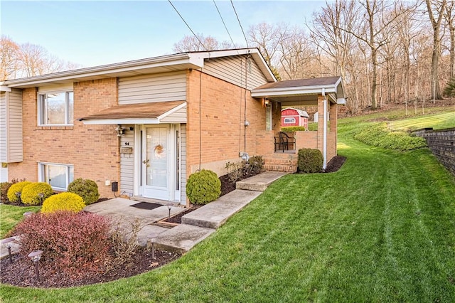 view of front facade with a front yard