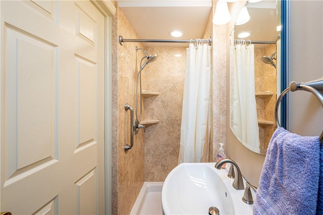 bathroom featuring a shower with curtain and sink