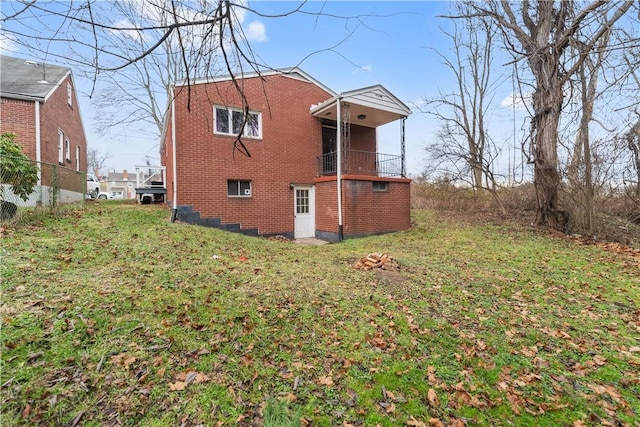 back of house featuring a yard