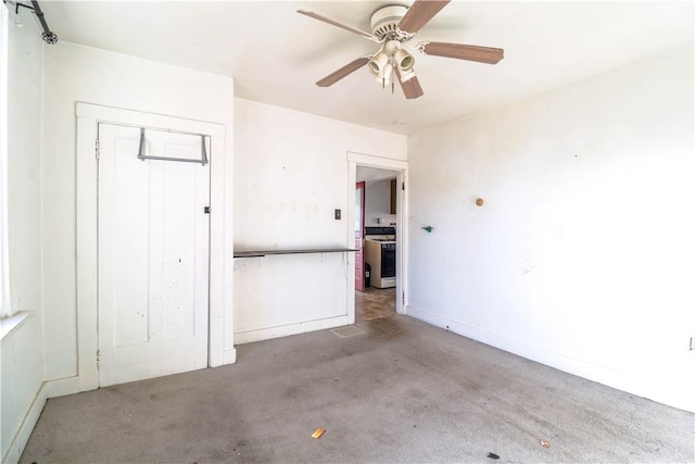 carpeted spare room featuring ceiling fan