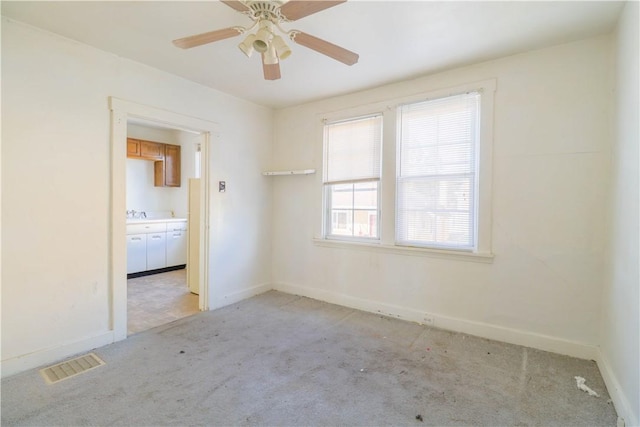 unfurnished room with light carpet and ceiling fan