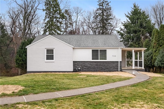 ranch-style house featuring a front lawn