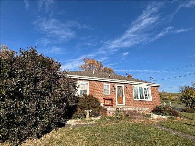 view of front facade with a front lawn