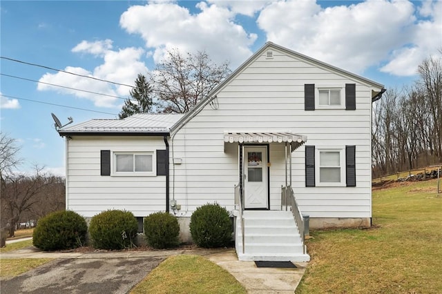 view of front of property with a front yard