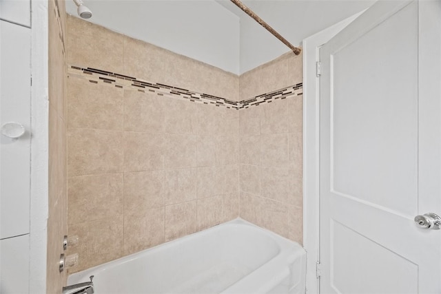 bathroom featuring tiled shower / bath