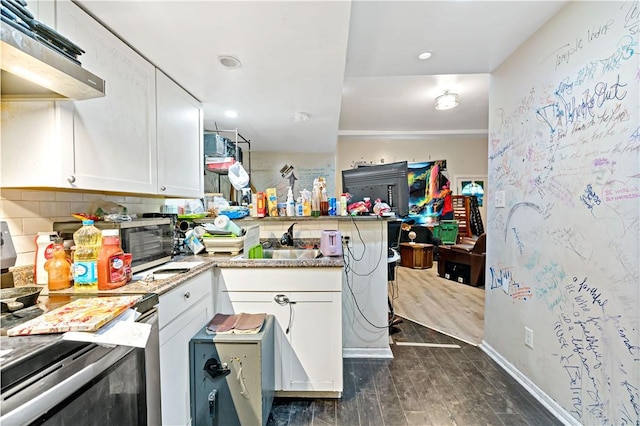 kitchen featuring sink, dark wood-type flooring, extractor fan, stainless steel electric stove, and white cabinets