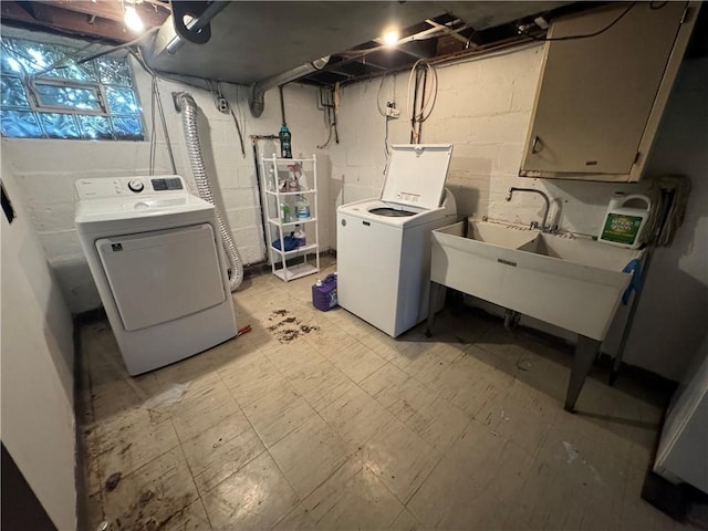 clothes washing area with washing machine and dryer and sink