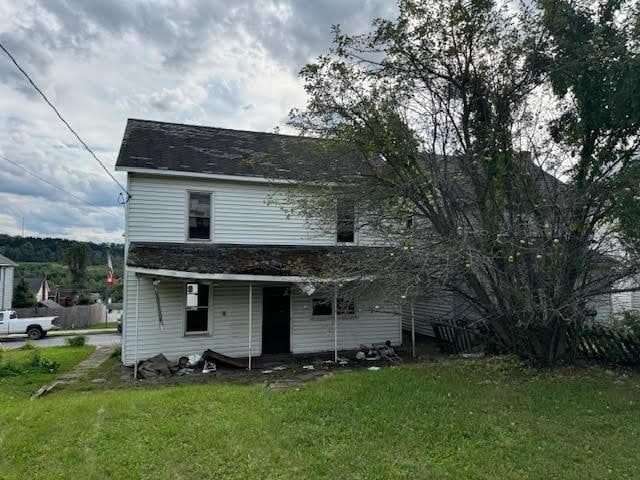 view of front facade featuring a front lawn