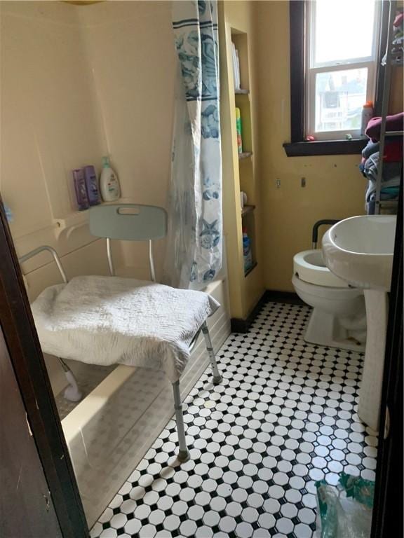 full bathroom with shower / bath combo, toilet, and sink