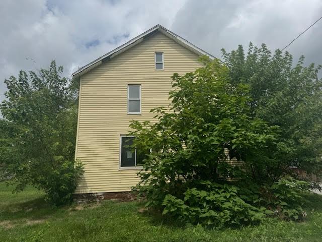 view of side of property featuring a lawn