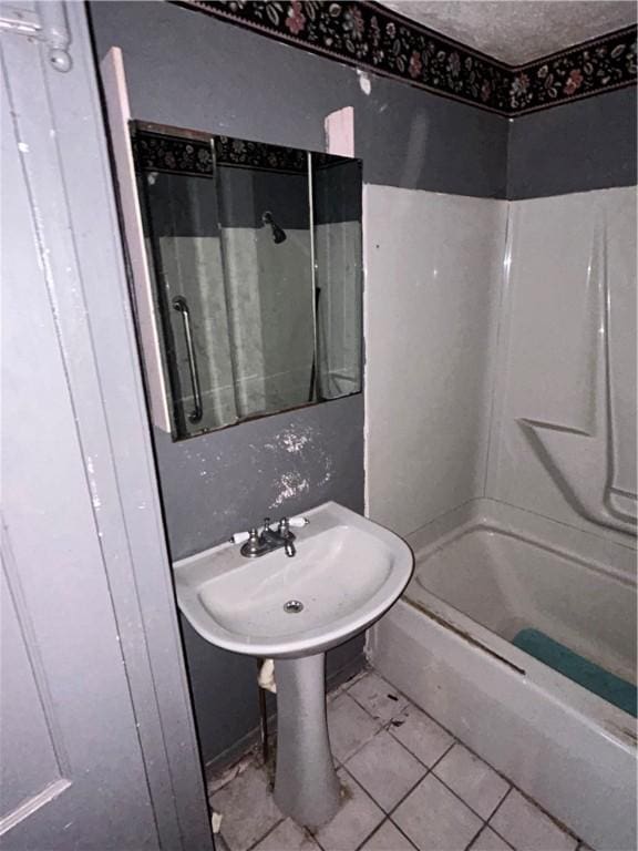 bathroom with shower / bath combination