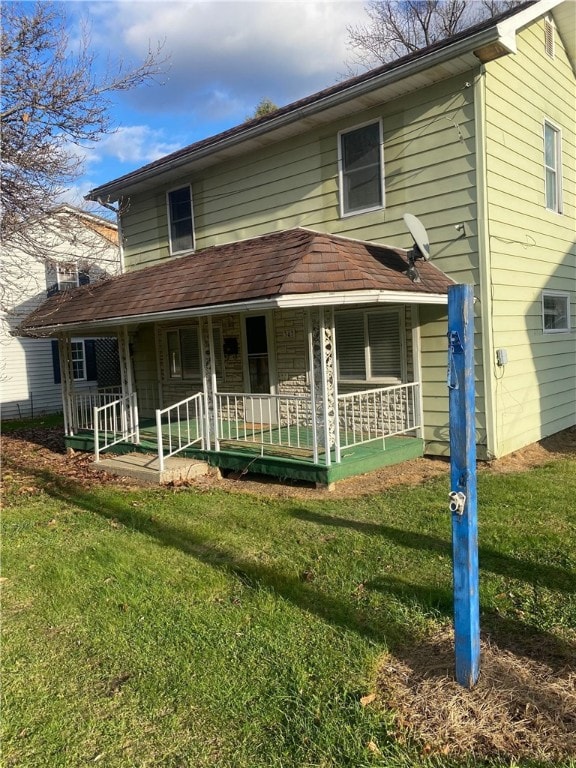 view of front of home featuring a front lawn and covered porch