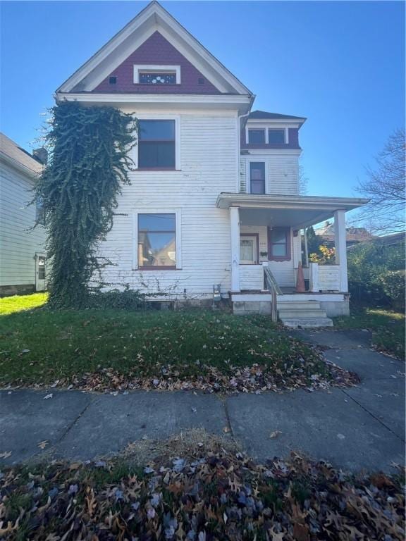 view of front of home featuring a front lawn and covered porch