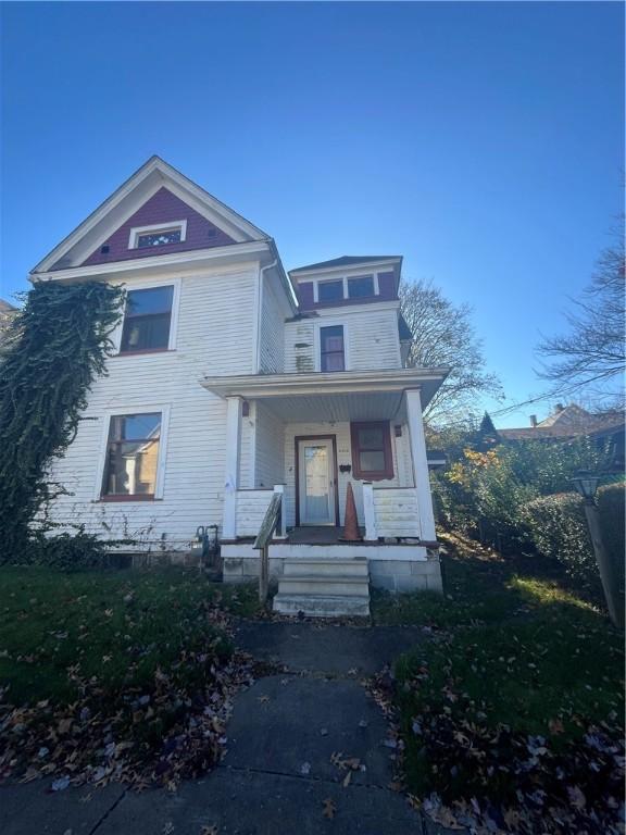 view of front of property featuring covered porch