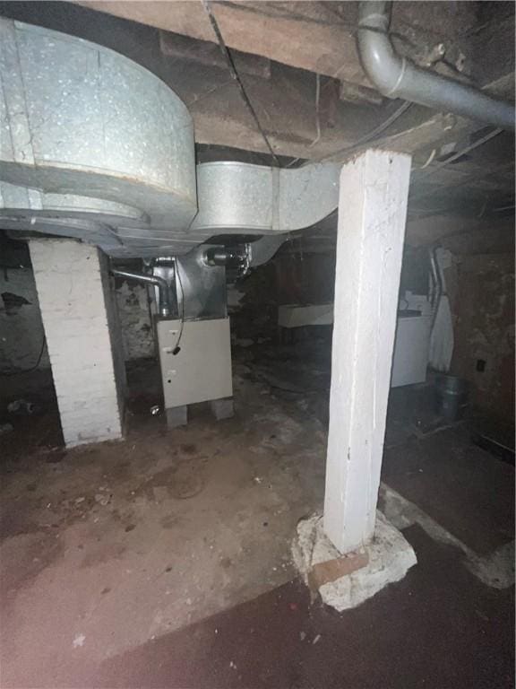 basement with washer / dryer