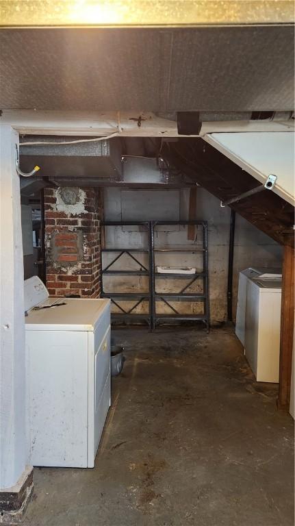 basement featuring washer / clothes dryer