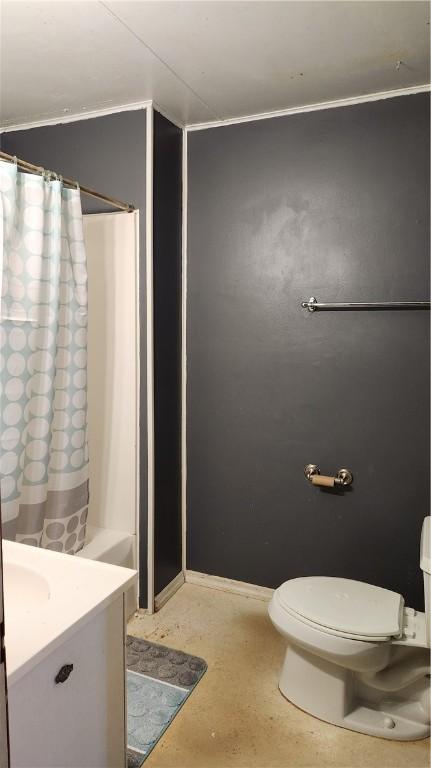 bathroom featuring a shower with curtain, vanity, and toilet