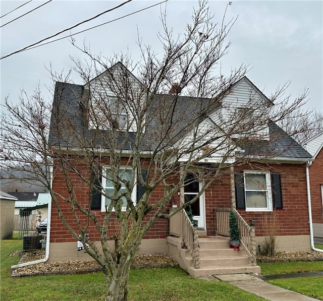 view of front of property with a front yard