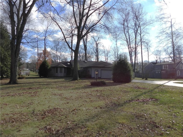 view of front of home featuring a front yard