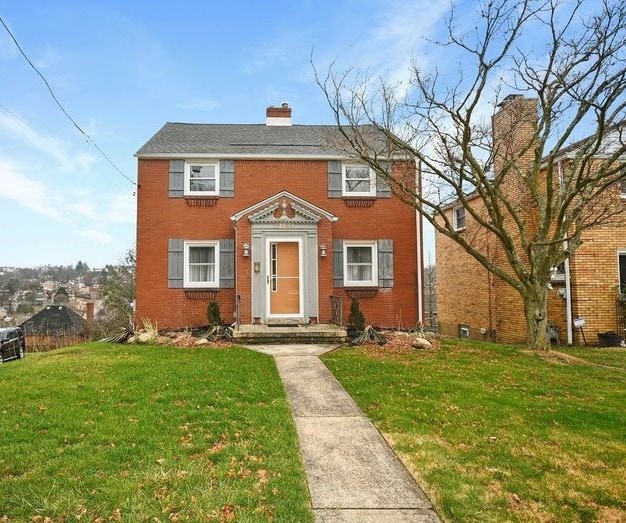 view of front facade featuring a front yard