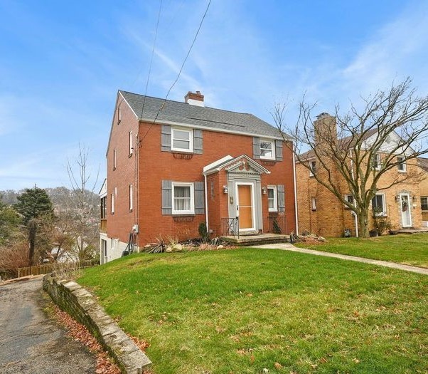 view of front of home with a front yard