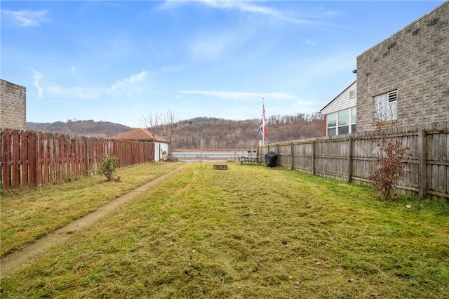 view of yard with a mountain view