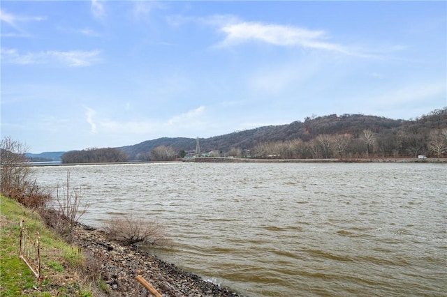 water view with a mountain view