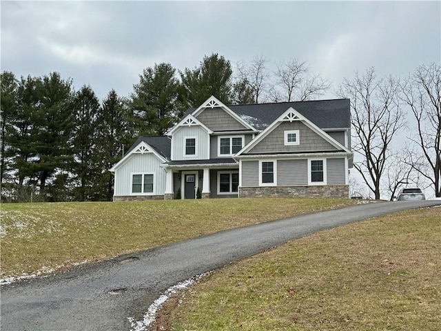 view of front of property featuring a front lawn