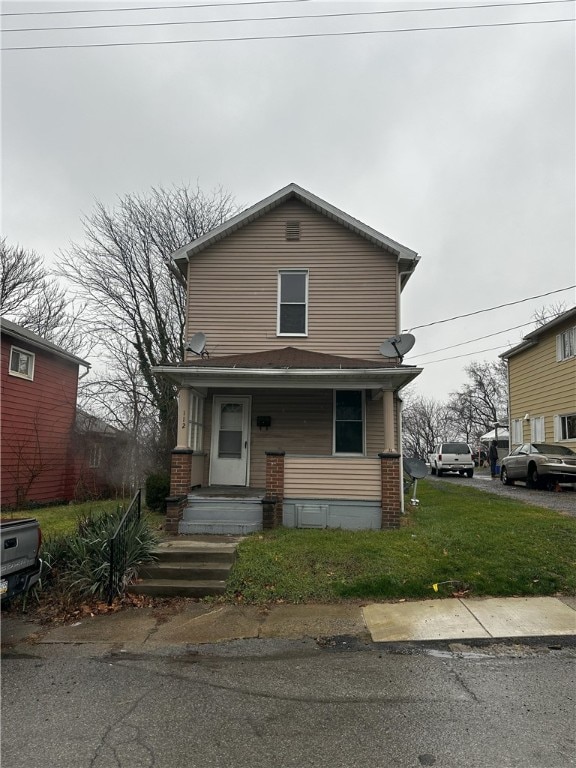 view of front of property with a front yard