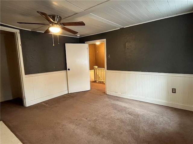 empty room featuring ceiling fan and ornamental molding