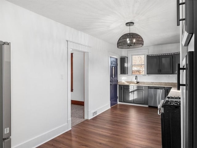 kitchen featuring sink, a notable chandelier, dark hardwood / wood-style flooring, and stainless steel appliances