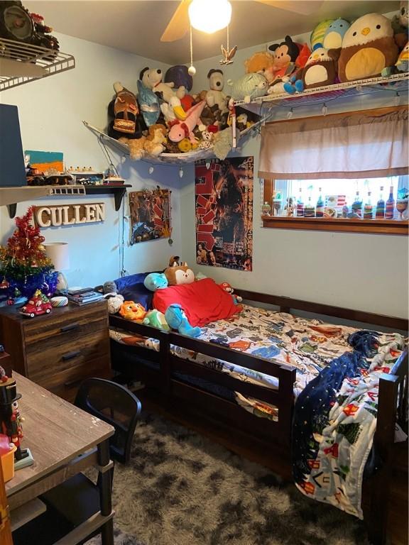 bedroom featuring carpet floors and ceiling fan