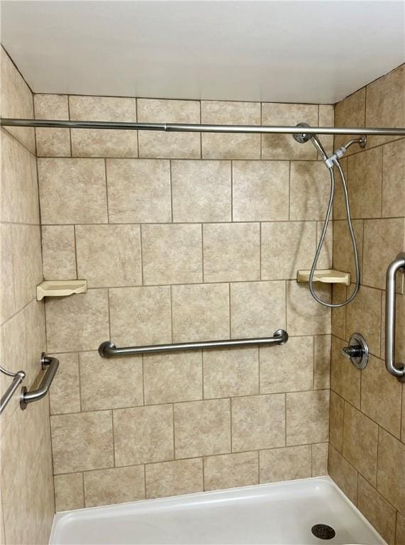 bathroom featuring tiled shower