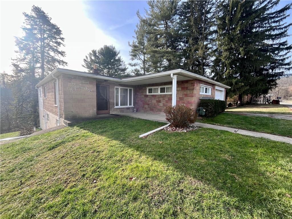 ranch-style home featuring a front lawn