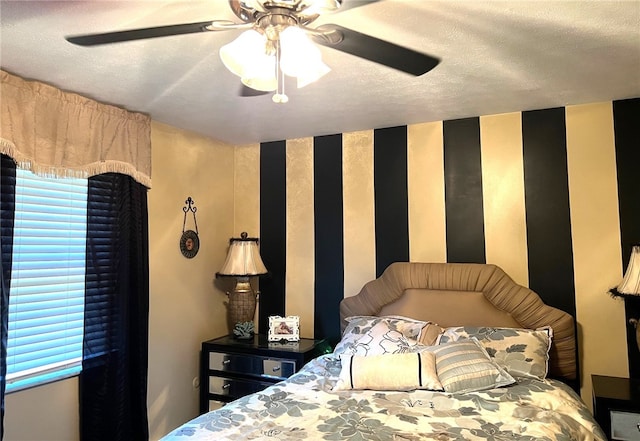 bedroom featuring ceiling fan and a textured ceiling