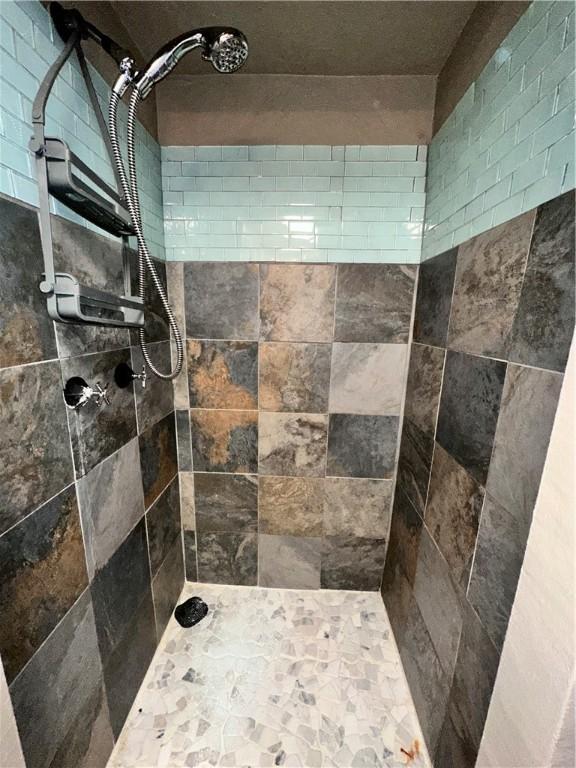 bathroom featuring tiled shower