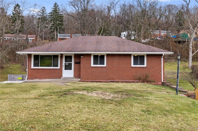 view of front facade featuring a front lawn