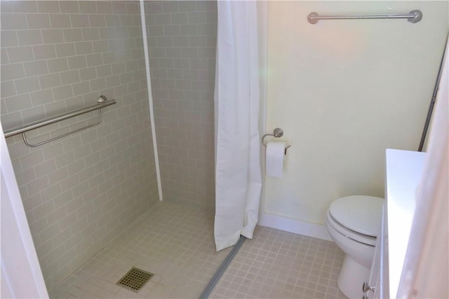 bathroom featuring curtained shower, tile patterned floors, and toilet