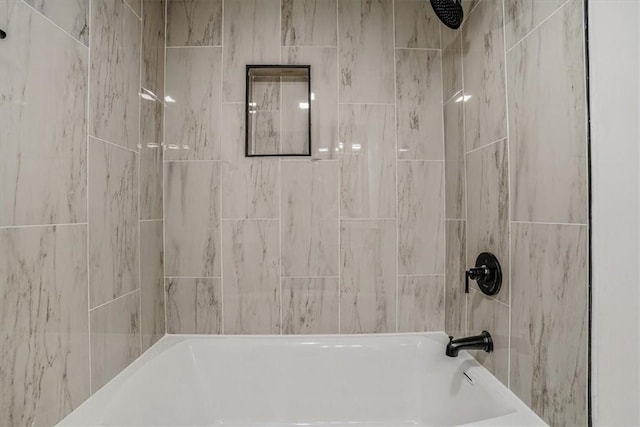 bathroom with tiled shower / bath combo