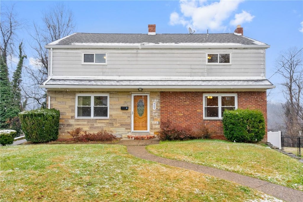 view of front property featuring a front lawn