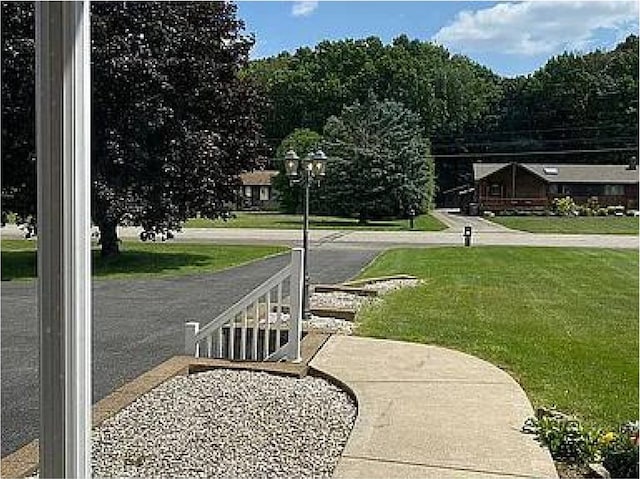 view of property's community featuring a lawn