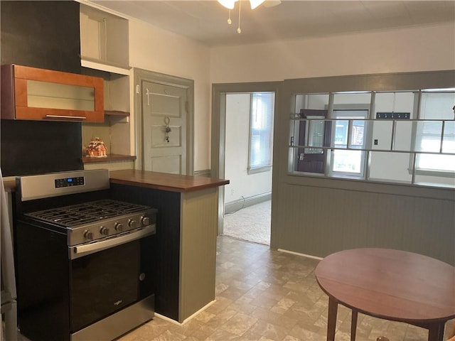 kitchen with kitchen peninsula and gas stove