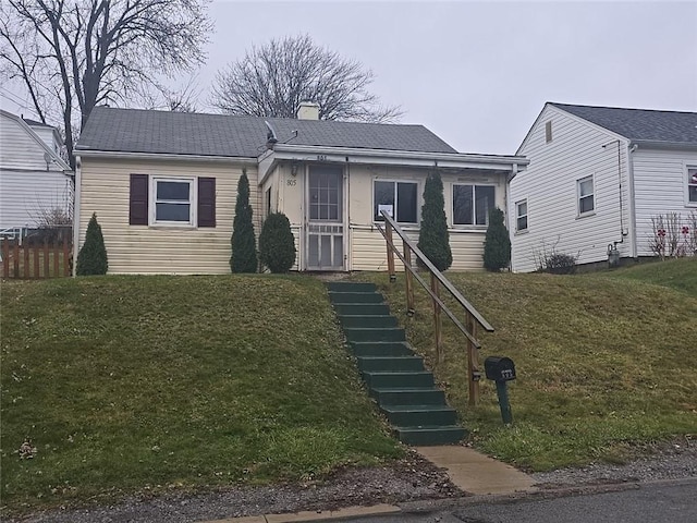 view of front of property featuring a front yard