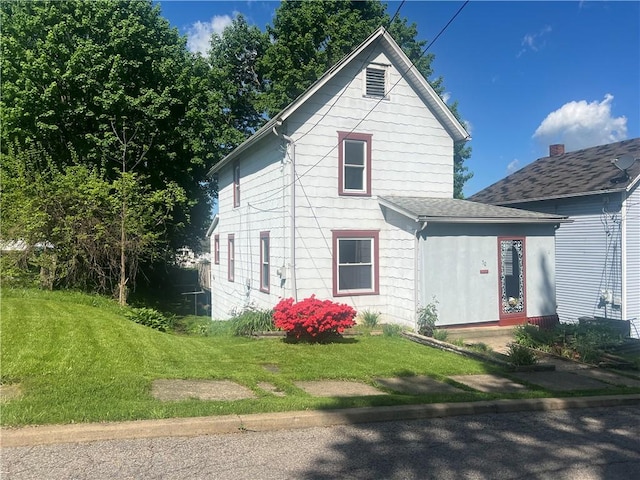 view of front of home with a front yard