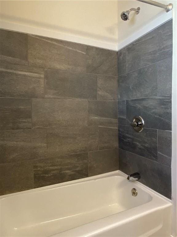 bathroom with tiled shower / bath