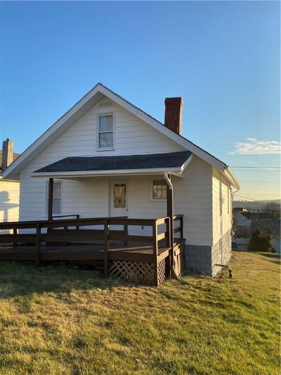 back of house featuring a yard